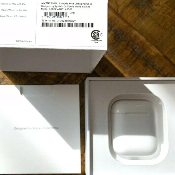 Airpods 2nd gen with charging case - Picture 1 of 6